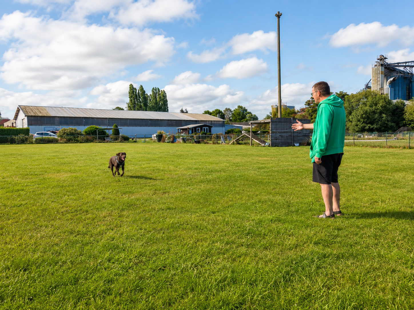 Thorsten trainiert mit seiner Tierschutzhündin Choky den Rückruf bei Campus4Dogs in Bad Laer.