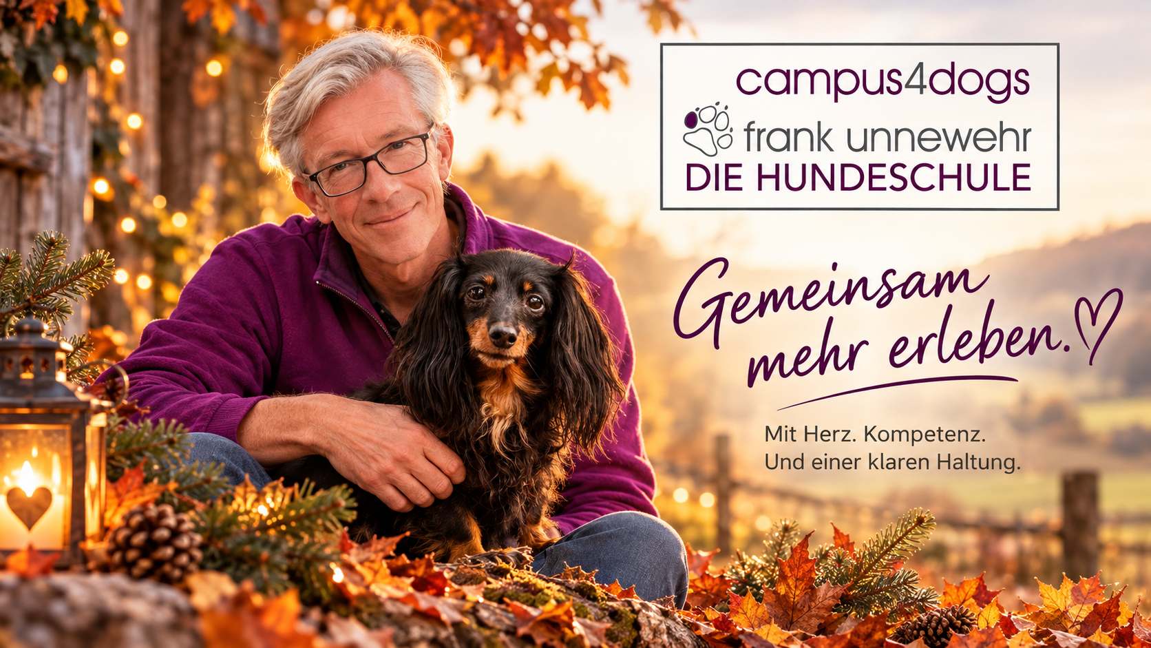 Frank Unnewehr mit Hund Timba in herbstlicher Landschaft. Homepage-Banner der Hundeschule Campus4Dogs in Bad Laer mit dem Motto „Gemeinsam mehr erleben“.